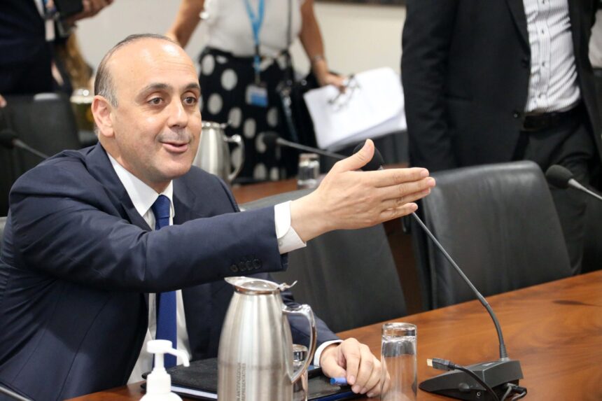 Ο Δήμαρχος Πάφου Υποστηρίζει Ότι τα Πανεπιστήμια Πωλούν Πτυχία στην Αφρική