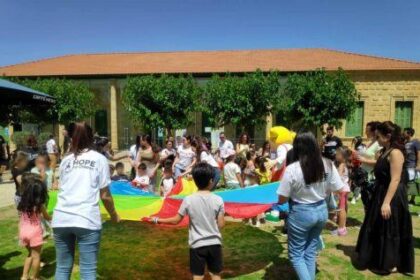 כריכת בית הספר לקיץ מעצימה צעירים בנושא הגנה על ילדים ומנהיגות