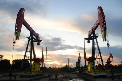Oil Prices Rise as US Crude Stocks Decline Amid Ukraine Conflict Uncertainty