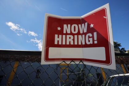 US Job Growth Weakens in August as Unemployment Hits 4.3%
