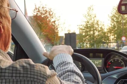 MP Proposes €100,000 Penalties for Insurers Discriminating Against Elderly Drivers