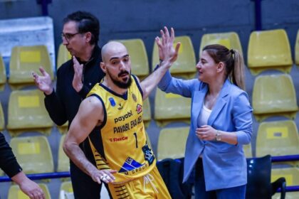 AEΛ Triumphs Over Απόλλων in ECOMMBX Basket League Opener