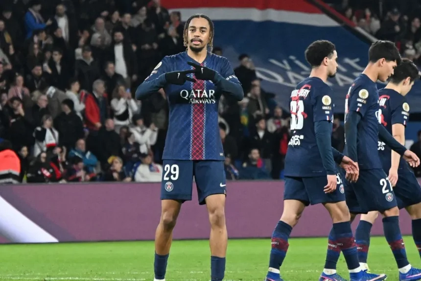 Kvaratskhelia's Late Goals Sink Chelsea in Paris
