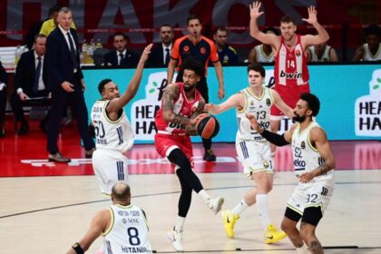 ολυμπιακός: Ολυμπιακός Battles Fenerbahçe in EuroLeague Semi-Final