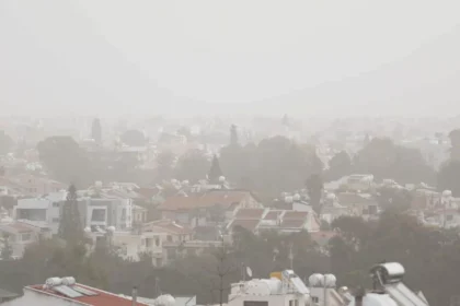 Light Dust and Rain Expected as Inland Temperatures Reach 31 °C