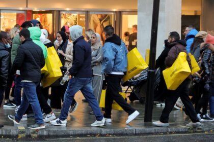 UK Retail Sales Plunge to Lowest Level in 40 Years Amid Inflation Fears