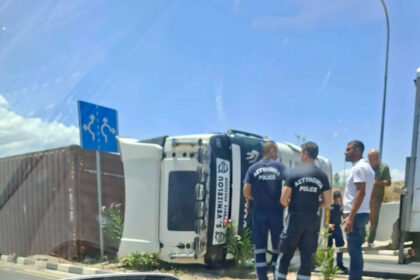 Truck Overturns on Tseriou Avenue in Nicosia's Lakatamia Area