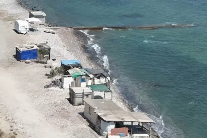 Minister Intervenes to Clear Illegal Caravans at Larnaca Beach