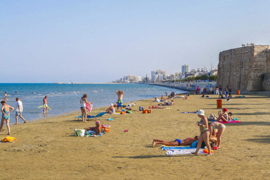 Temperatures Reach 39C Inland Amid Mostly Clear Skies